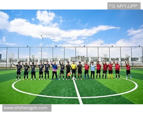 小伙与足球明星亲密合影展现青春活力与运动热情的瞬间