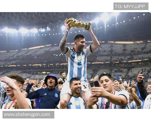 足球明星举起球衣的背后故事与他们的荣耀时刻揭秘