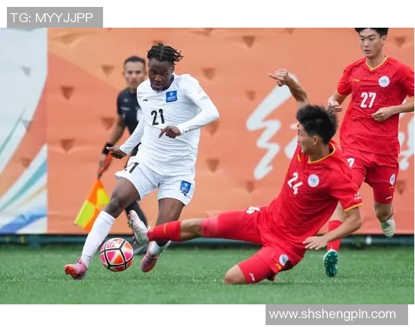 足球明星挑战室内赛场展现非凡技艺与团队默契的精彩对决