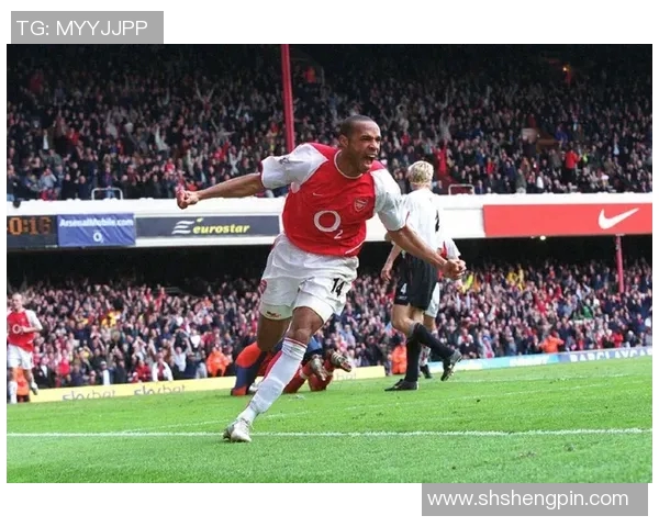 当今足坛最受瞩目的足球明星及其辉煌成就解析